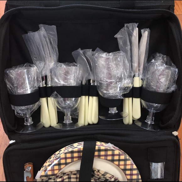 Picnic at Ascot Original Insulated Picnic Cooler.  Service for 4. Plates, - Picture 2 of 8